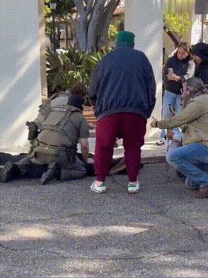 逆天了！ICE特工抱摔80岁老人！
2月20日加州圣巴巴拉，ICE特工又突袭路人