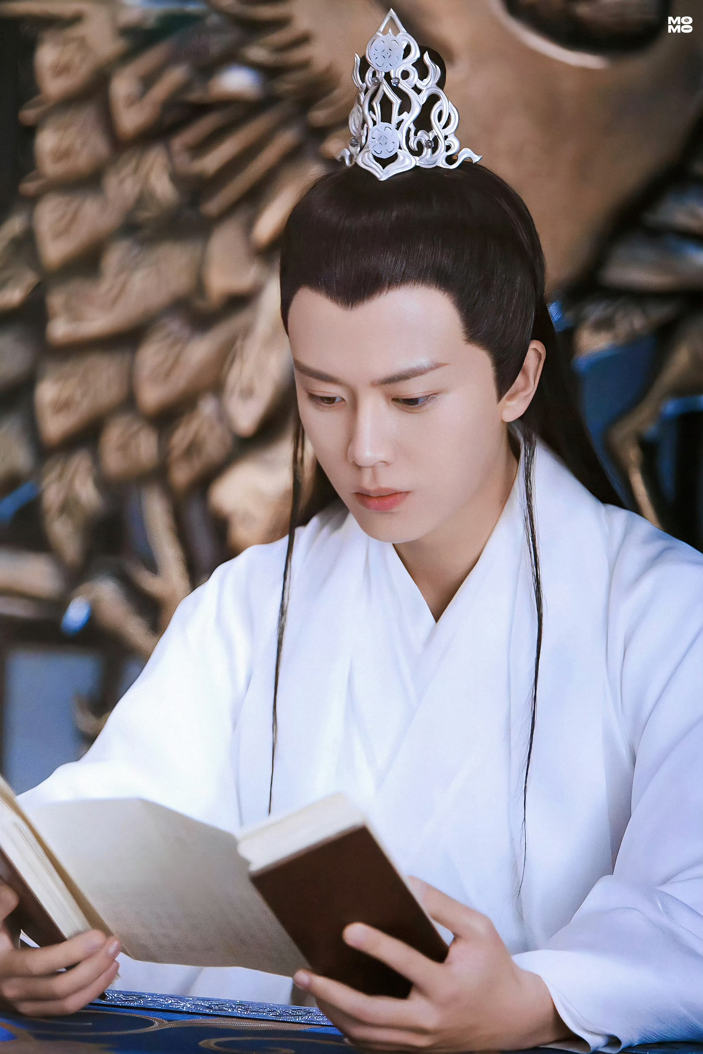 天乩之白蛇传说  他们在风雨中携手，在雷鸣电闪中相依。他们的爱情如同磐石般坚定，