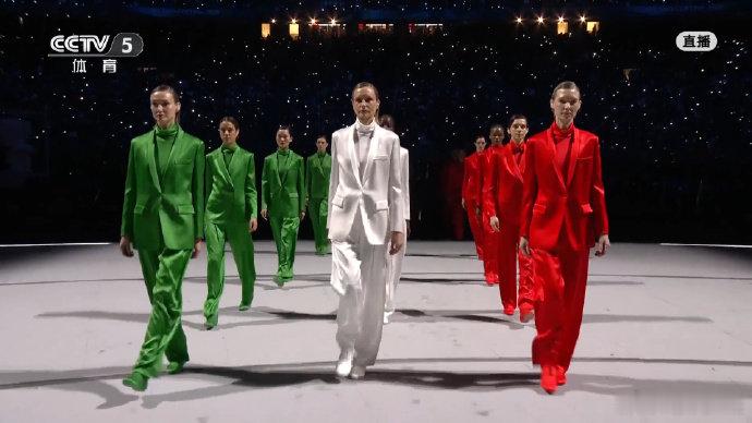 分不清是米兰冬奥会还是米兰时装周开幕式这一幕太养眼了超模组成了红白绿三色的意大利