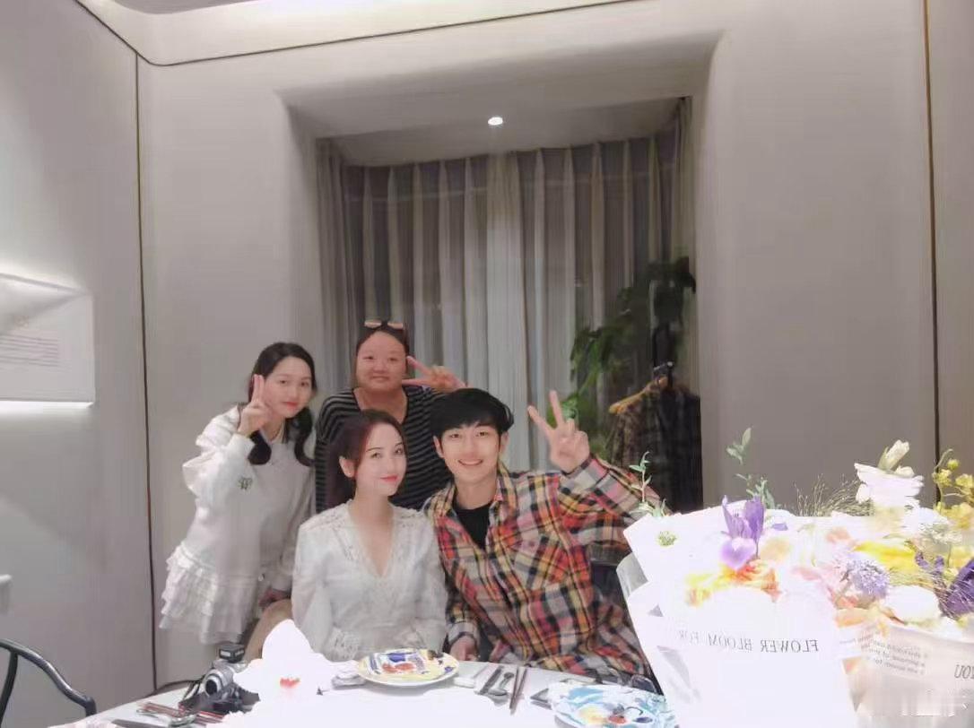 谁能像金莎爱孙丞潇一样爱我金莎对着孙丞潇证件照疯狂夸赞，从五官到面相都赞不绝口，