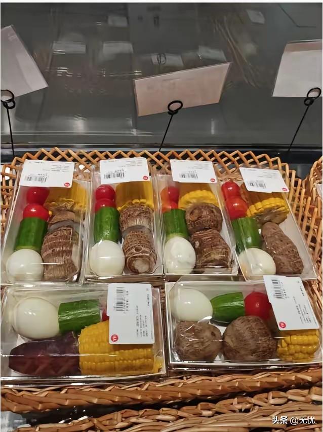永辉门店里的5元减脂餐值得一试！
一盒搭配好的，水煮蛋、黄瓜、
小番茄、玉米还有