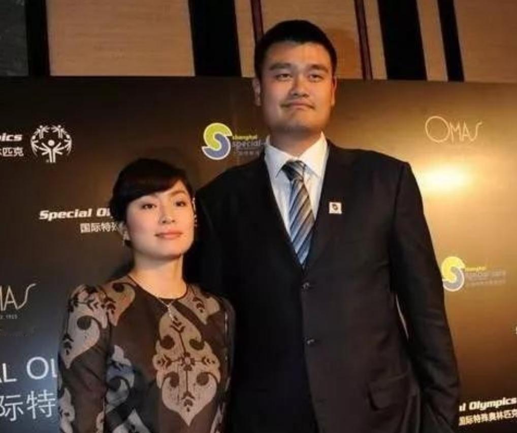 2007年，叶莉嫁给身高2米26体重400多斤的姚明后，她开玩笑的说：“睡觉之前
