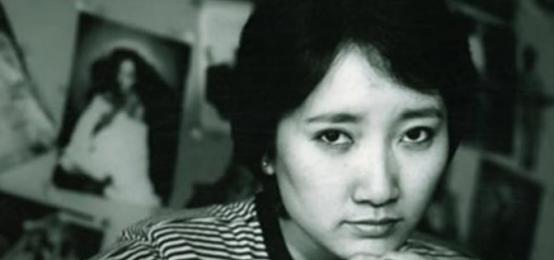 [浮云]1998年一夜，王刚借着酒劲走进成方圆的房间，向她又一次提出要求，没想到