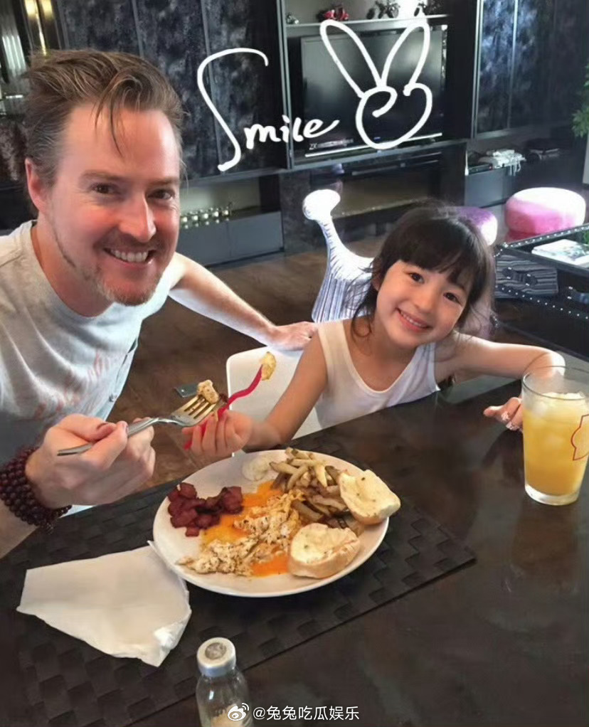 曝夏克立婚内出轨夏天真的好可怜 ​​​