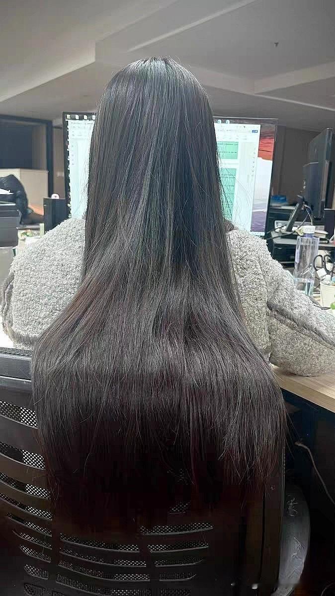 今天最后一天上班，明天开始放假过年了；打算去做一下头发，做什么项目呐？卷个大波浪