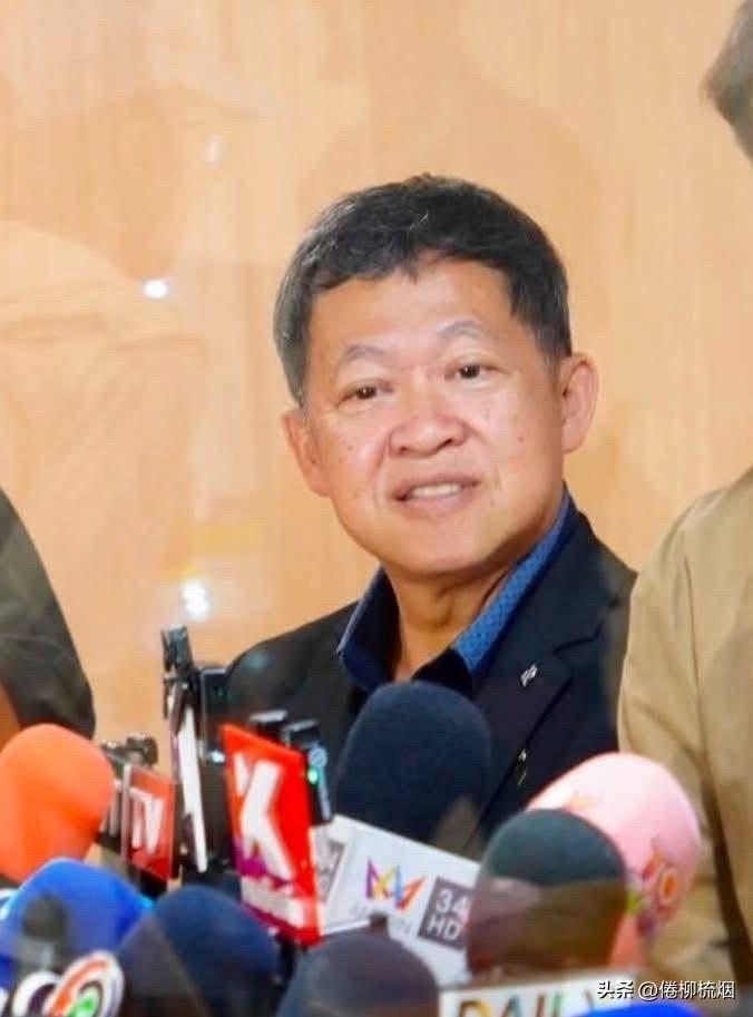 Komsan ，守土基金会法律顾问 ，在脸书发帖指出：
"那个光头佬，装得像个律