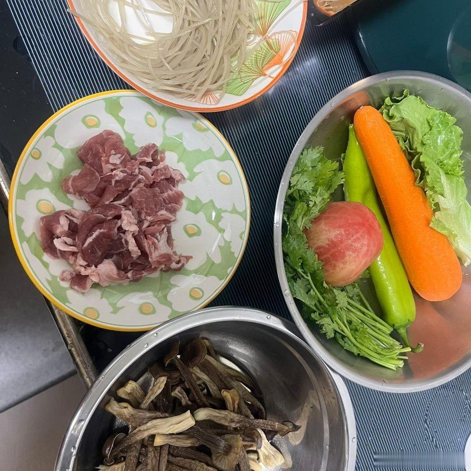 给大家提供一点做饭灵感我最喜欢吃的胡萝卜炒粉条搭配青椒鹿茸菌好吃又下饭，小朋友也