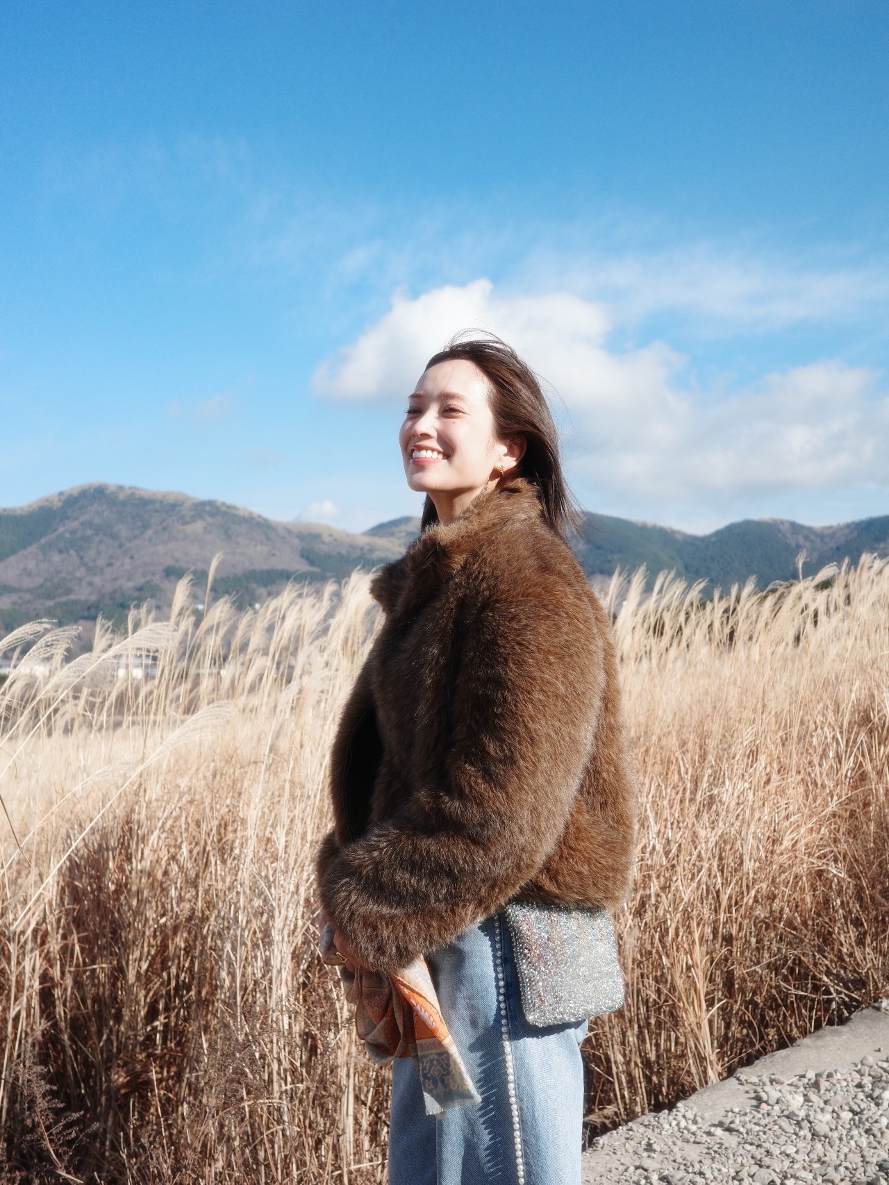 佐々木久美🦒「箱根たび🥚🖤風強過ぎてススキと一緒になびきました前髪ｵﾃﾞｨ