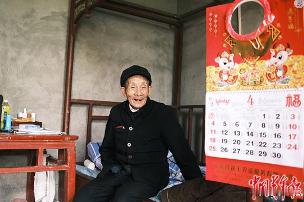 2008年，北京火车站，69岁老汉持刀抢劫，被抓时不仅不跑，反而笑着问警察：“判
