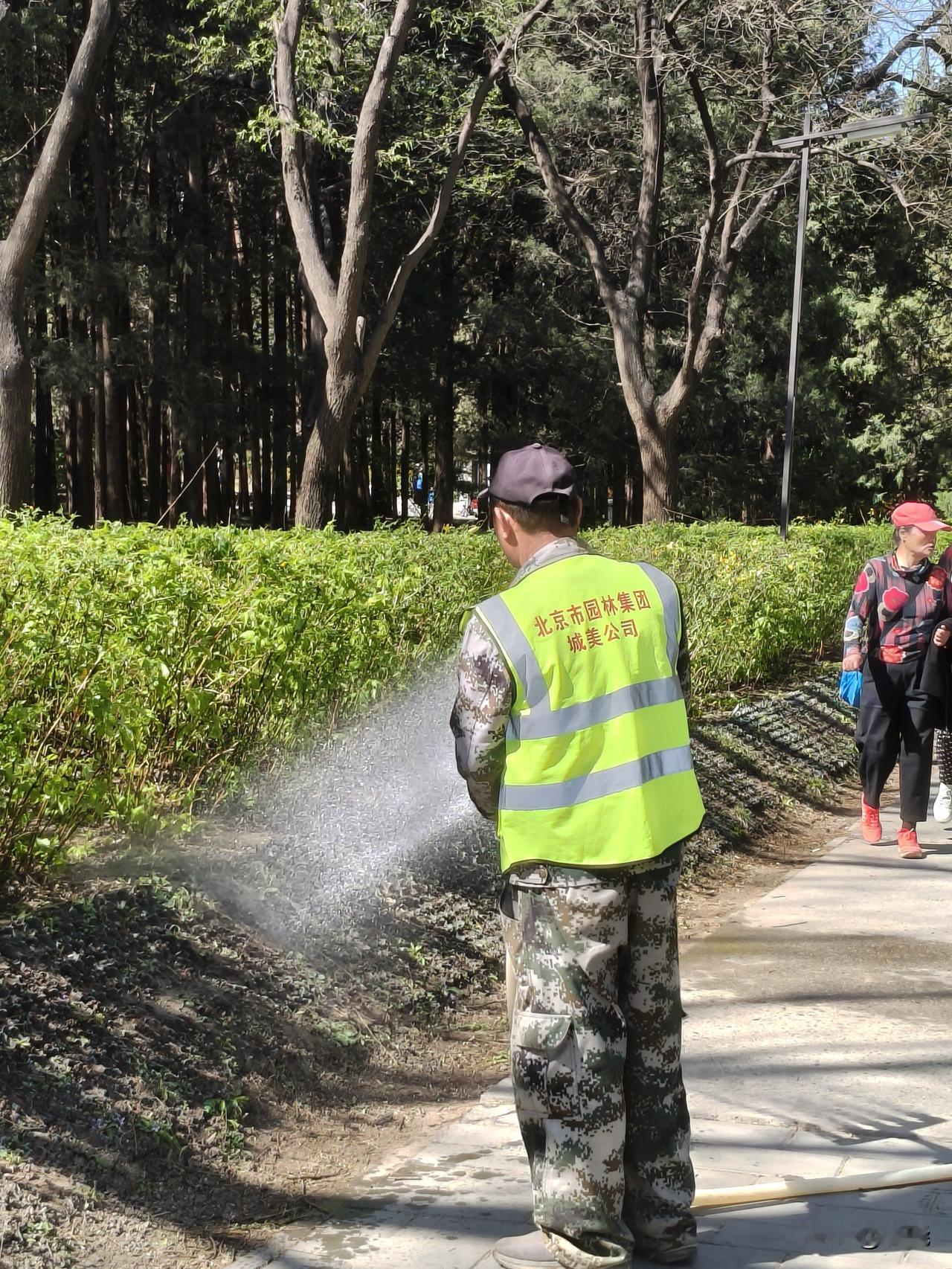 浇水神器
只要用心观察，简单的工作也能实现创新，从而省时省力，达到事半功倍的效果