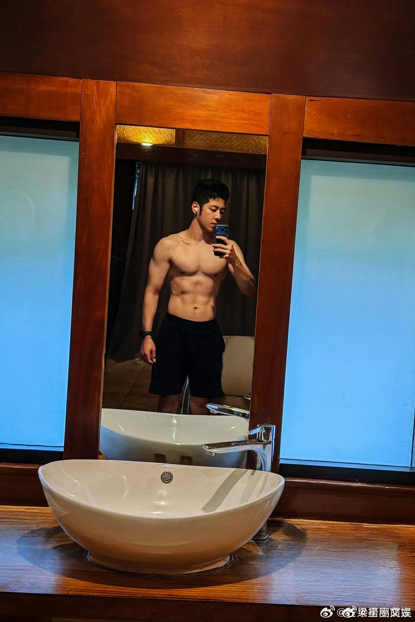郭涛儿子腹肌照郭涛儿子秀腹肌 郭涛儿子秀腹肌 