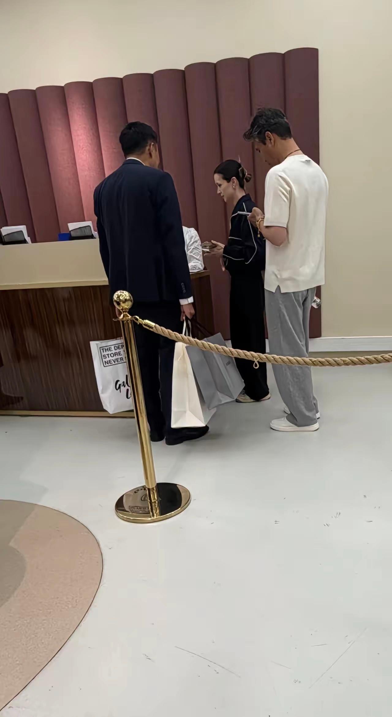 6月16日，李乃文带着老婆在英国逛街，女方真的好漂亮啊。 