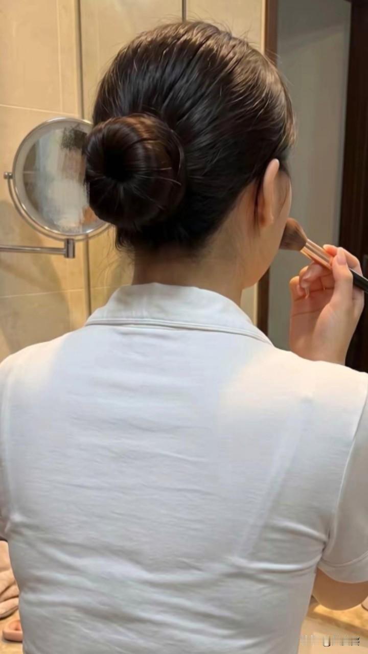 “周一，牛马模式正式启动。
化个妆，给生活演场戏。”