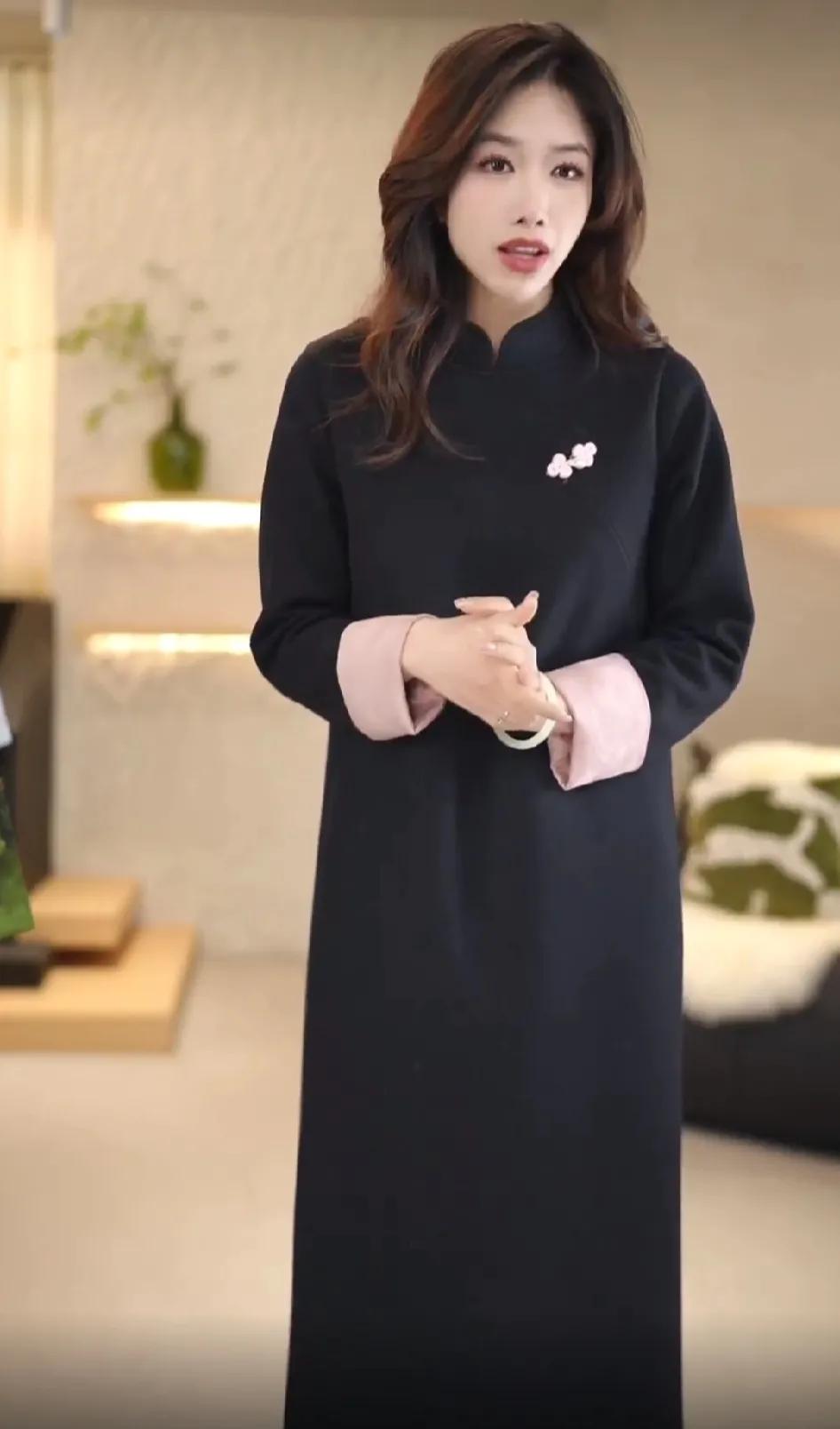 想不到黑色的新中式连衣裙
穿上身的效果竟然这么的好看
这种国风设计很不错
宽松版