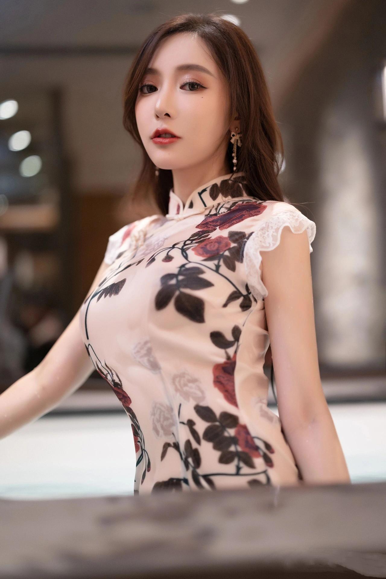 一定要相信我们中国人的审美，一袭旗袍真的太给颜值加分了~~~（图片 王馨瑶 ）
