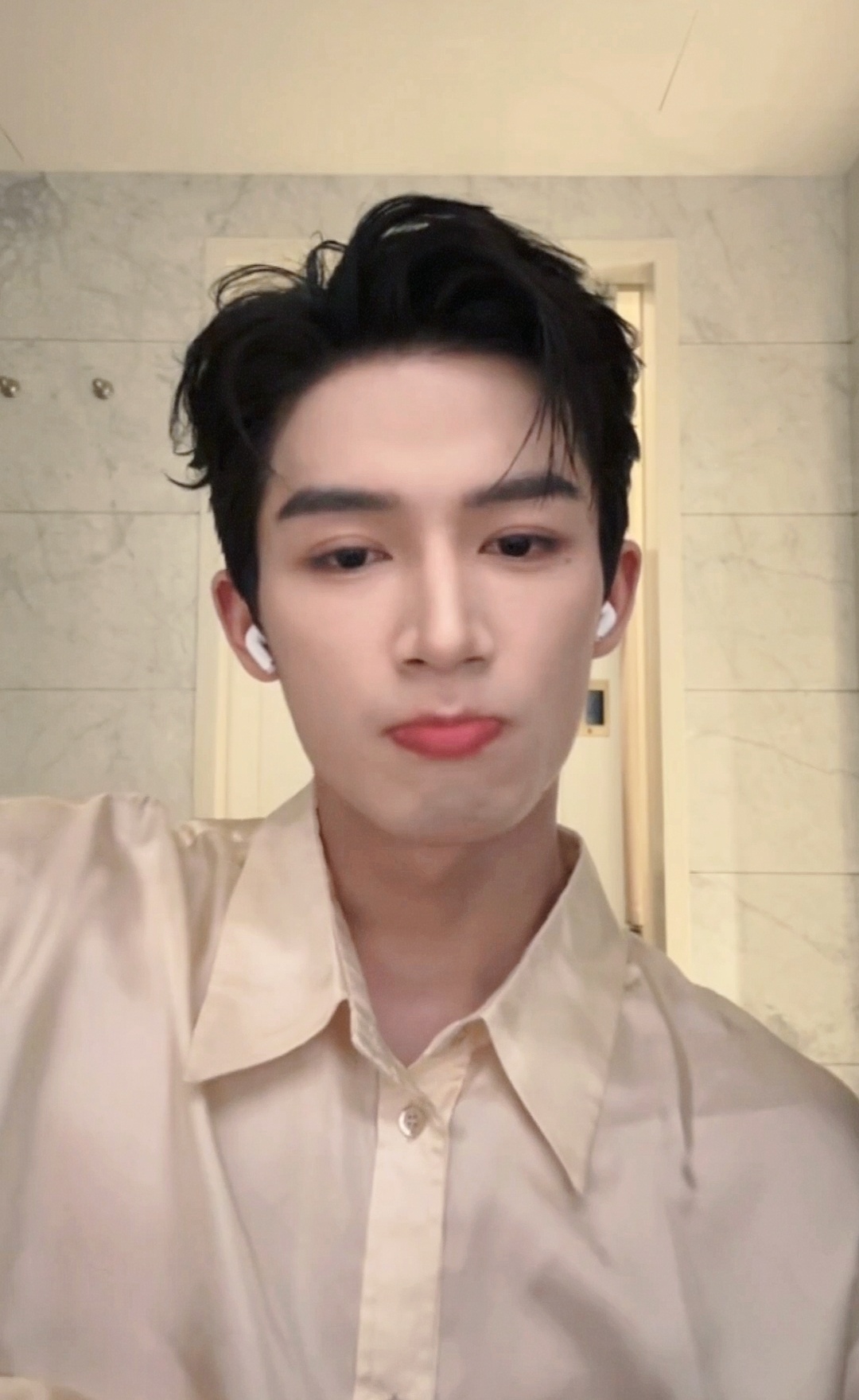 今天的直播真的好帅啊[awsl]还好我吃饭够快  差点错过了[爱慕]要看信了最近