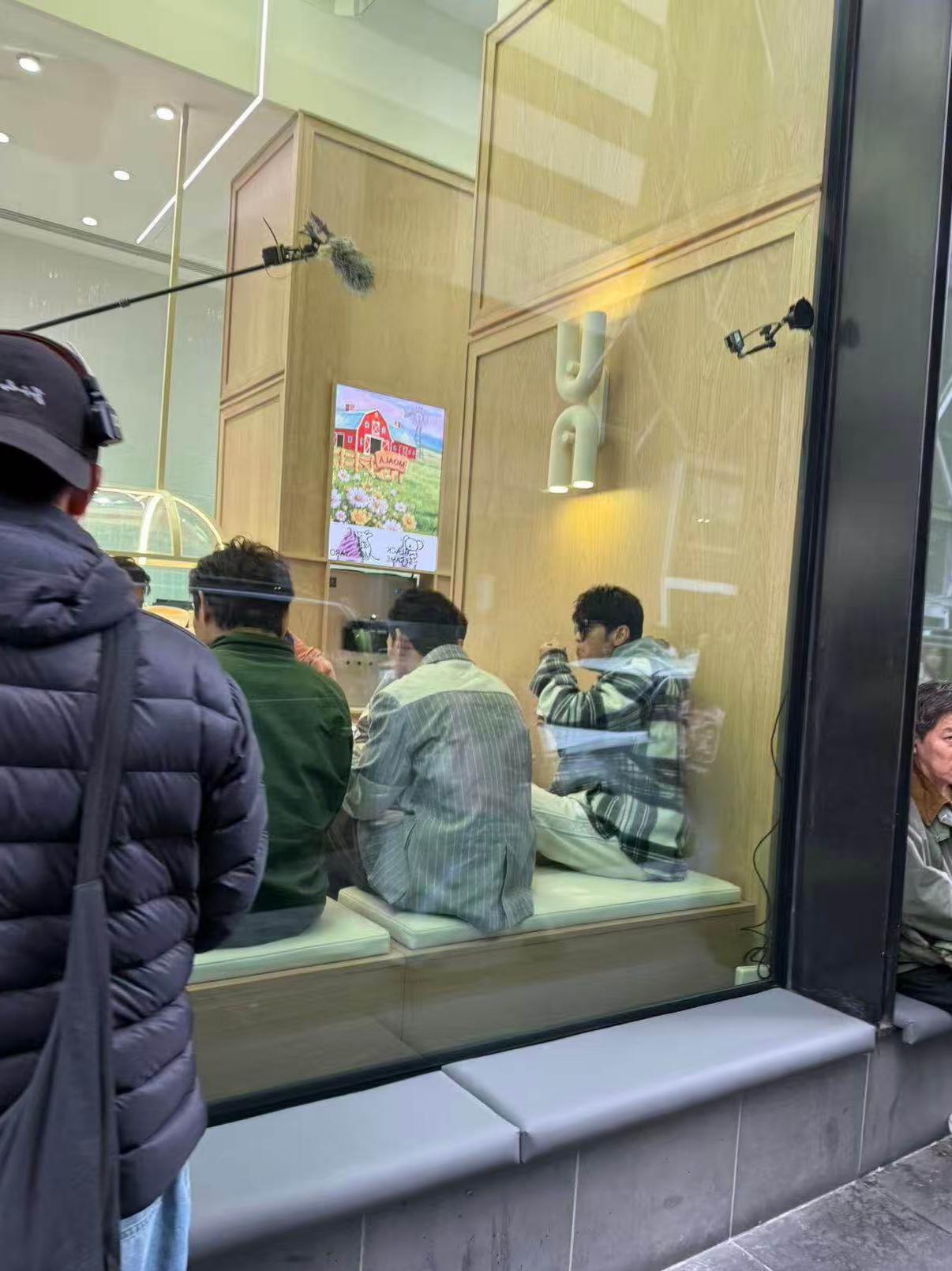 天哪，也太幸福了吧，出门买菜居然偶遇了周杰伦！

看得出来路人围观也完全没影响他