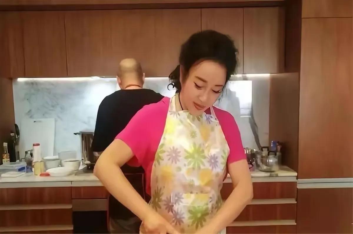刘晓庆还要找男朋友，就不怕油烟破坏了她娇嫩的皮肤吗？不是有一句话说得好嘛，要想抓
