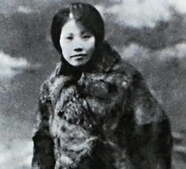 1928年，32岁茅盾敲开23岁女学生秦德君的宿舍。不久，秦德君怀孕，他皱眉：打