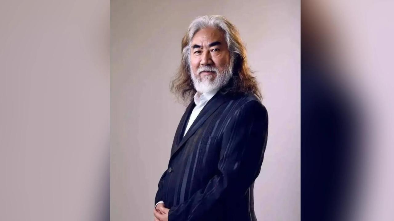 张纪中撞车“宣言”：戏精附体！
张纪中撞车不跑还喊“我是张纪中”，咋滴，撞车现场
