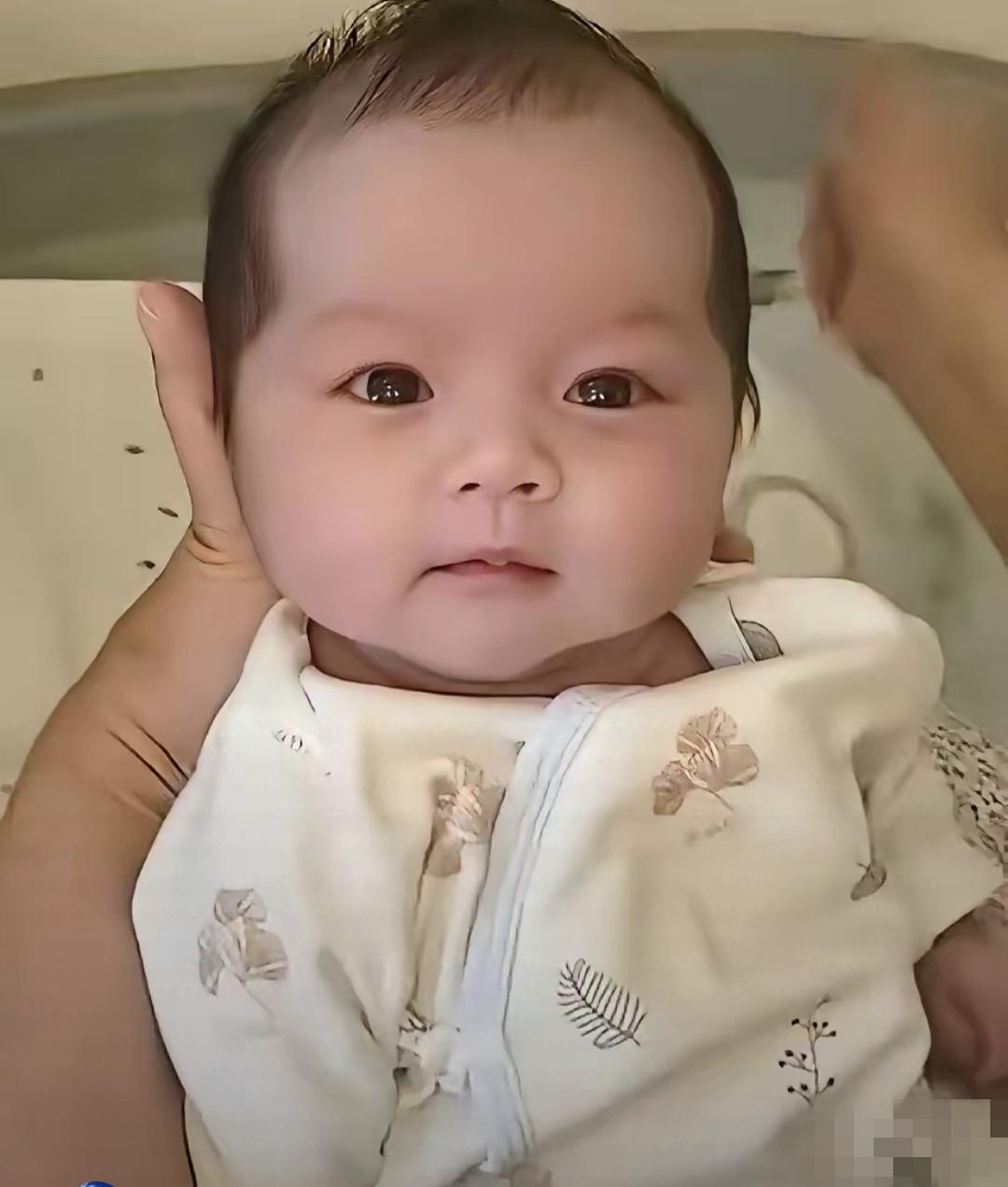 汪小菲家小儿子小七宝，眨眼间都两个多月了，小七宝是一天一个模样，长的真俊俏，不可