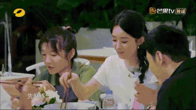 赵丽颖翻菜这个习惯多次被拍到！录节目时看的清清楚楚，知否里也是这样吃饭。她吃饭每