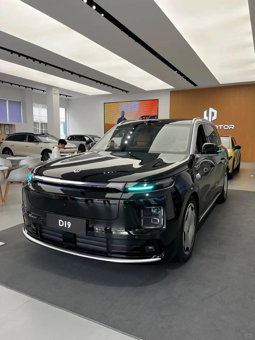 实话说M7坐着不差，内饰挺精致，车机确实流畅，鸿蒙系统无缝衔接手机那一下有点心动