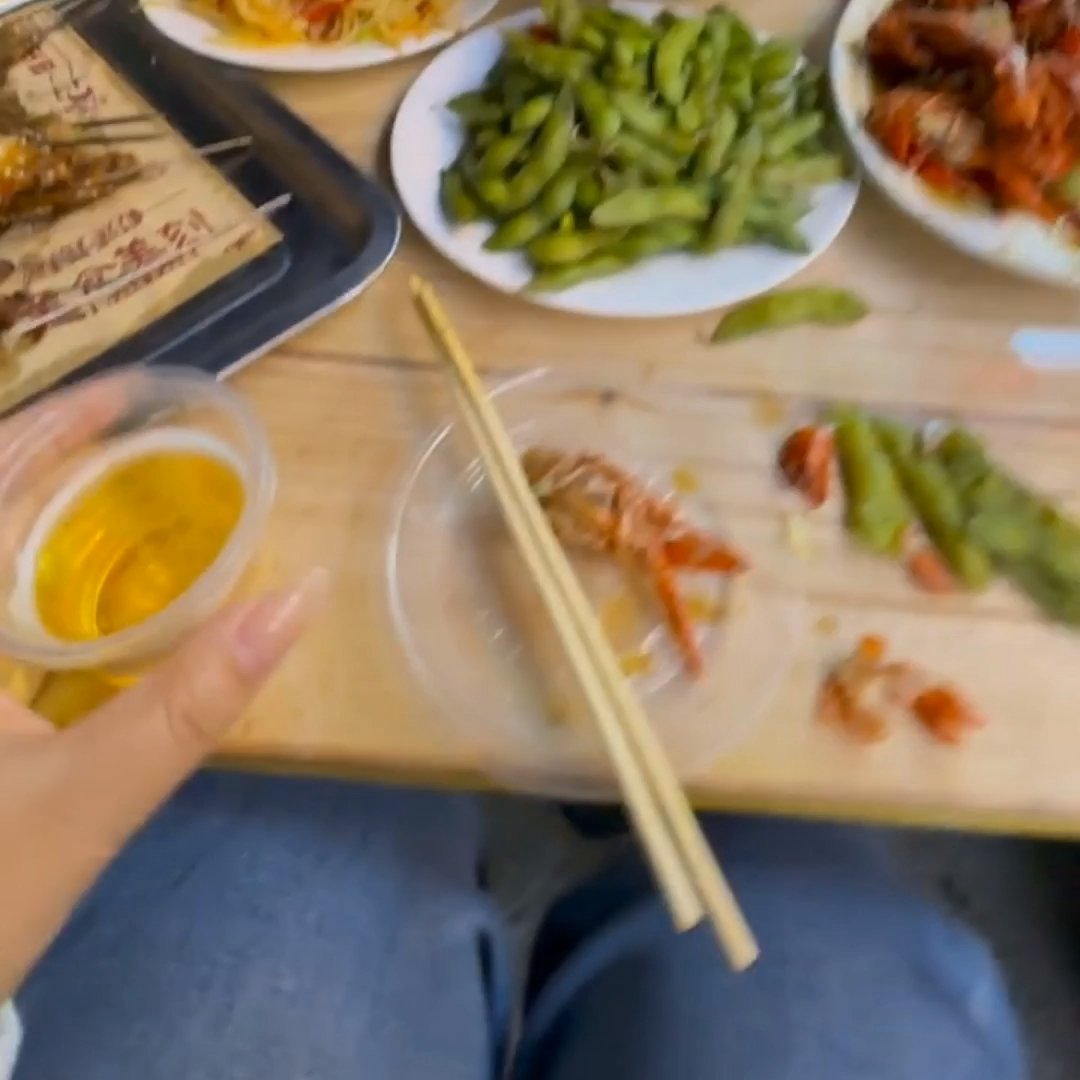 夏夜和老友在露天大排档撸串🍢，冰镇啤酒一口下去，碳酸气泡在嘴里炸开，爽到飞起！