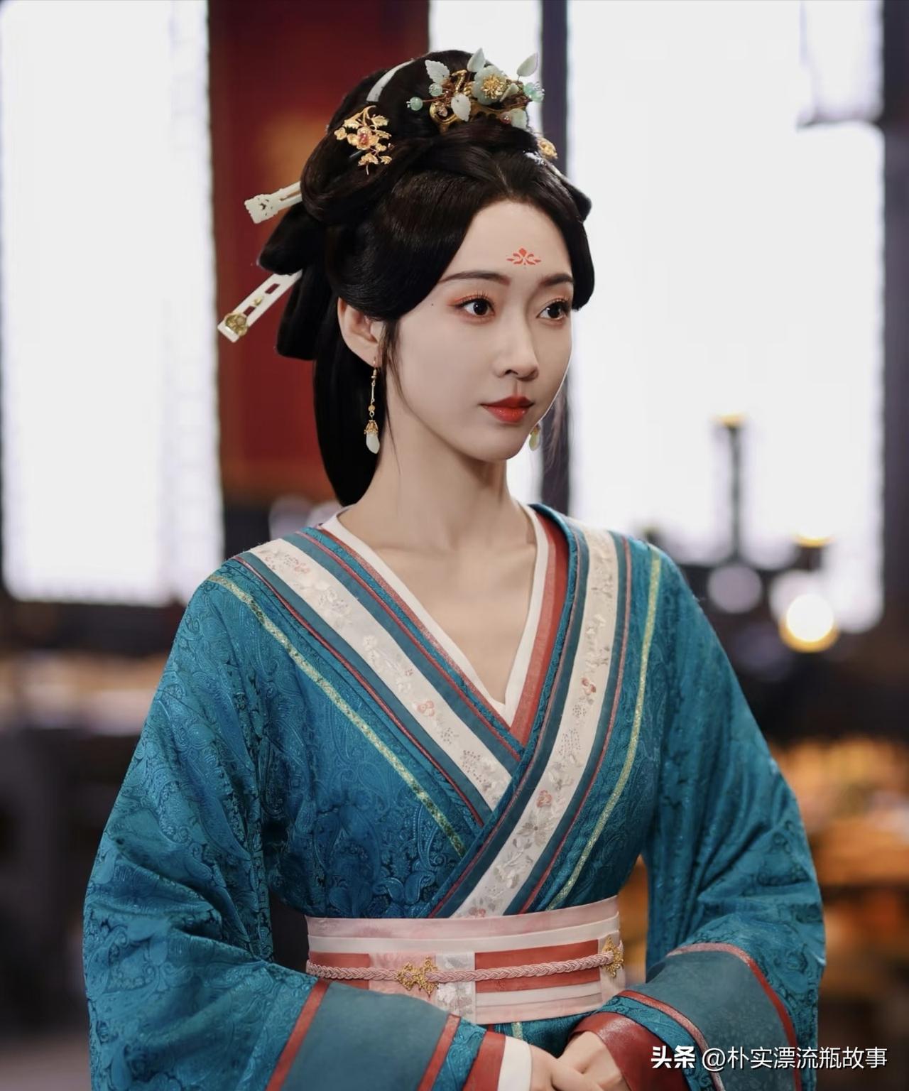 一朵梅花落在额头上，三天洗不掉，宫女们抢着学，这就是风靡几百年的"梅花妆"。发明