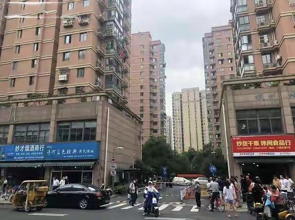 某地近日发生一起恶性伤人事件，一名女子因离婚相关事宜与丈夫亲属发生冲突，持刀行凶