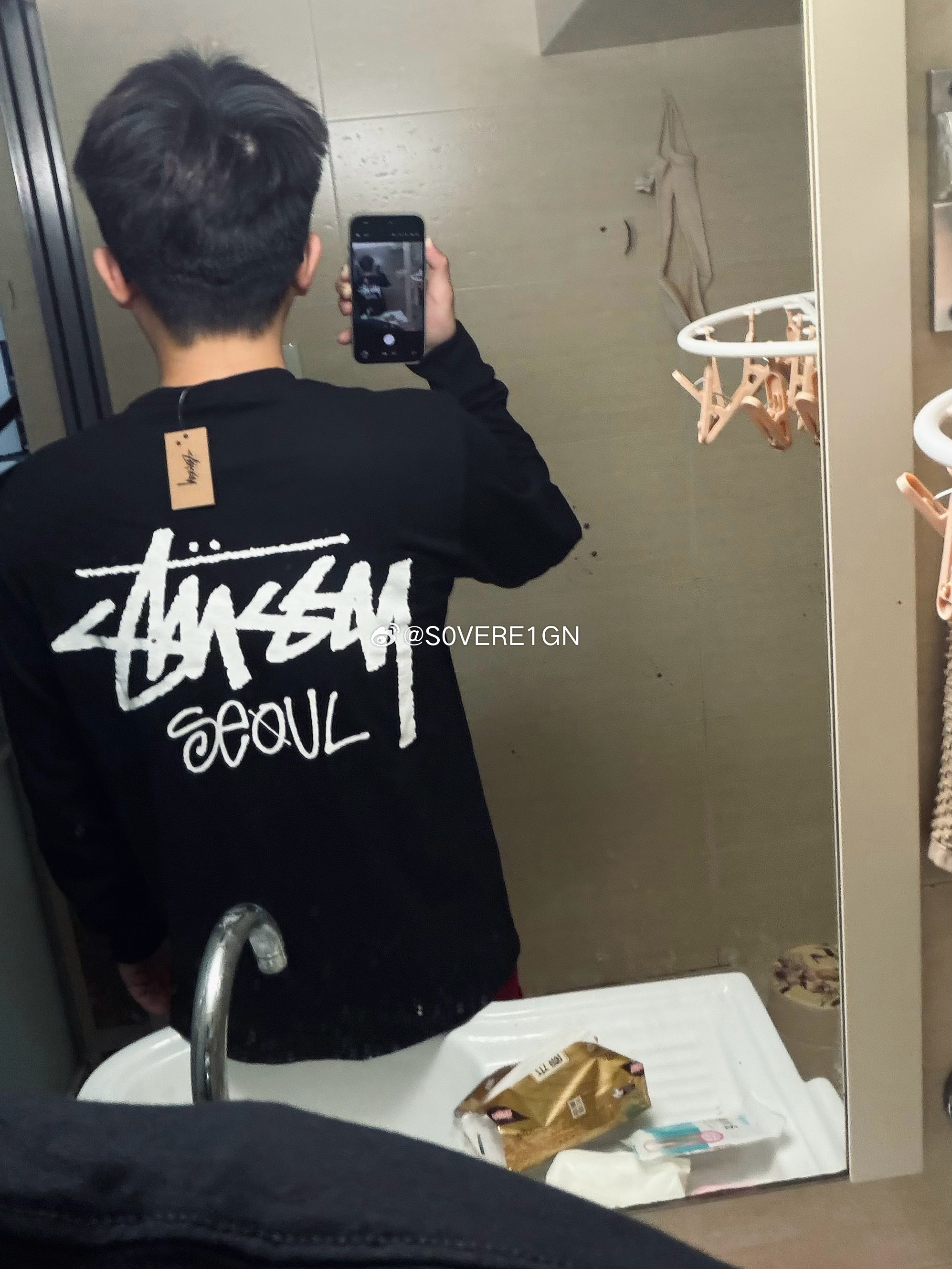 运气很好的小男孩 stussy 首尔限定T刚好补货拿下拿下 这次买了件长袖