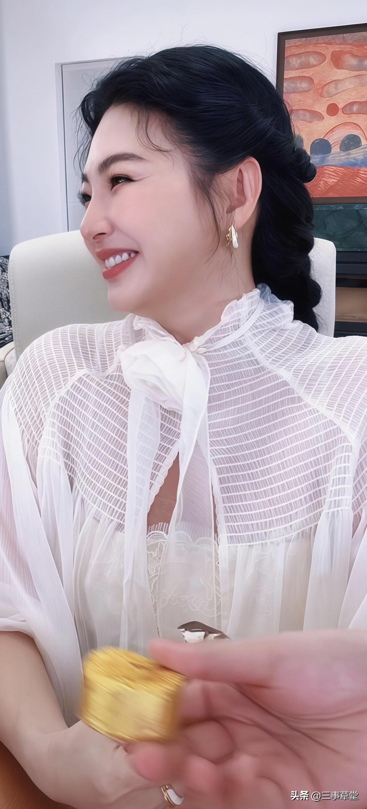 ​​​！这皮肤状态，我直接申请加入她的保养秘籍