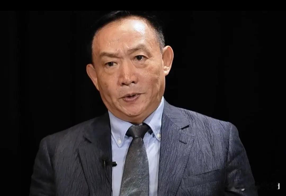 卢麒元当众痛批张艺谋，直言《菊豆》是抹黑民族的谄媚之作。
 
这事最近在网上吵翻