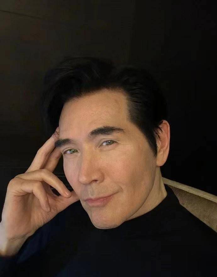 近日，费翔因新电影需要把胡子刮了，

刮胡子前VS刮胡子后，不愧是“妈妈”们的偶