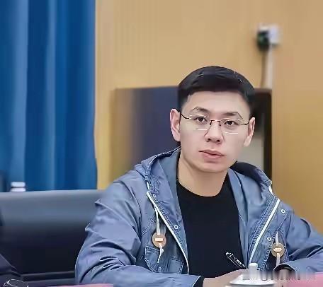 终于一睹长沙霸车位女车主男友，雷某某的尊容了！

看着带着一副眼镜，长的还是比较