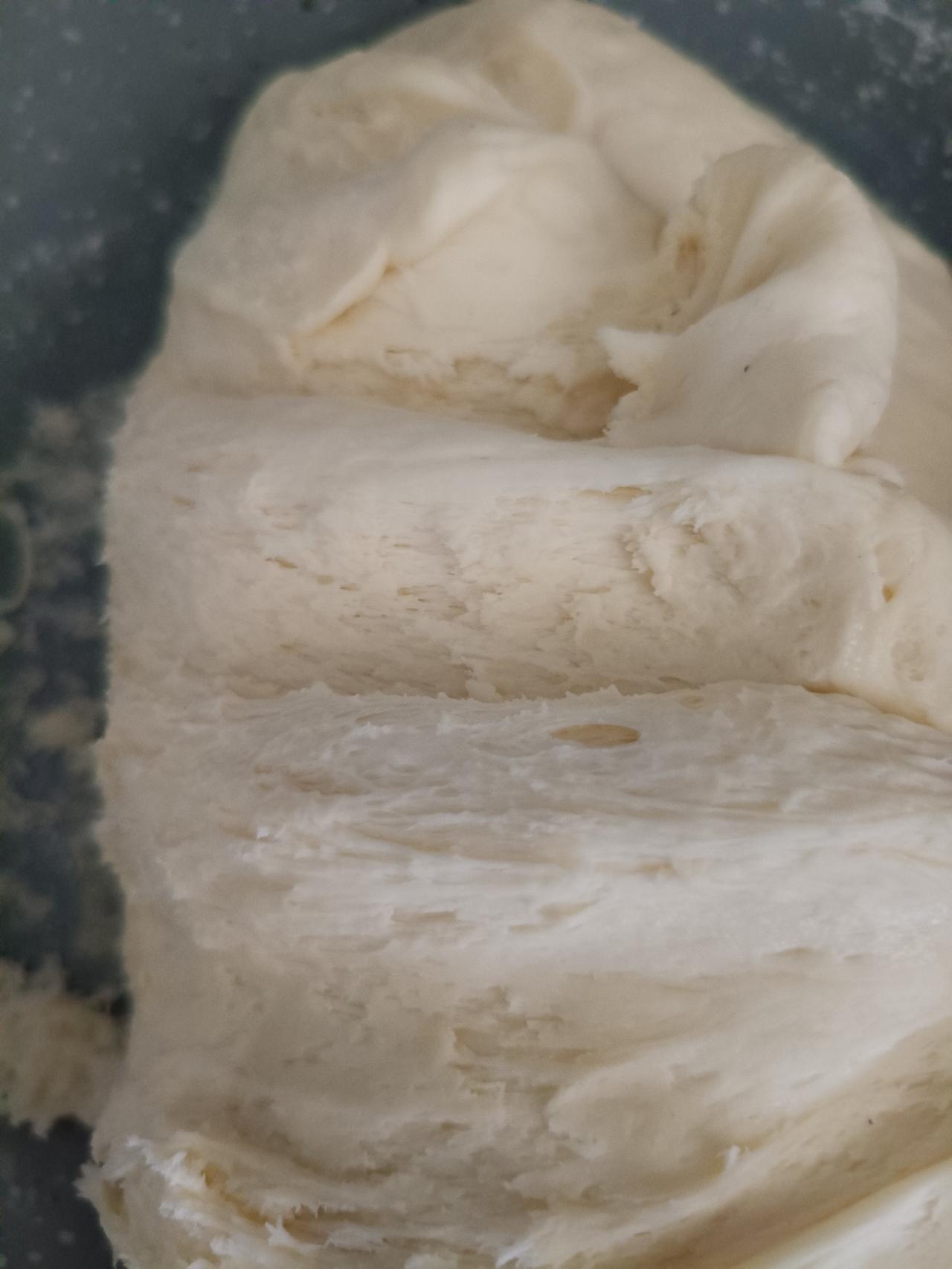 假期里好几天没见孙女了，昨天孙女跟我视频，说想吃奶奶做的豆沙卷了。

    我