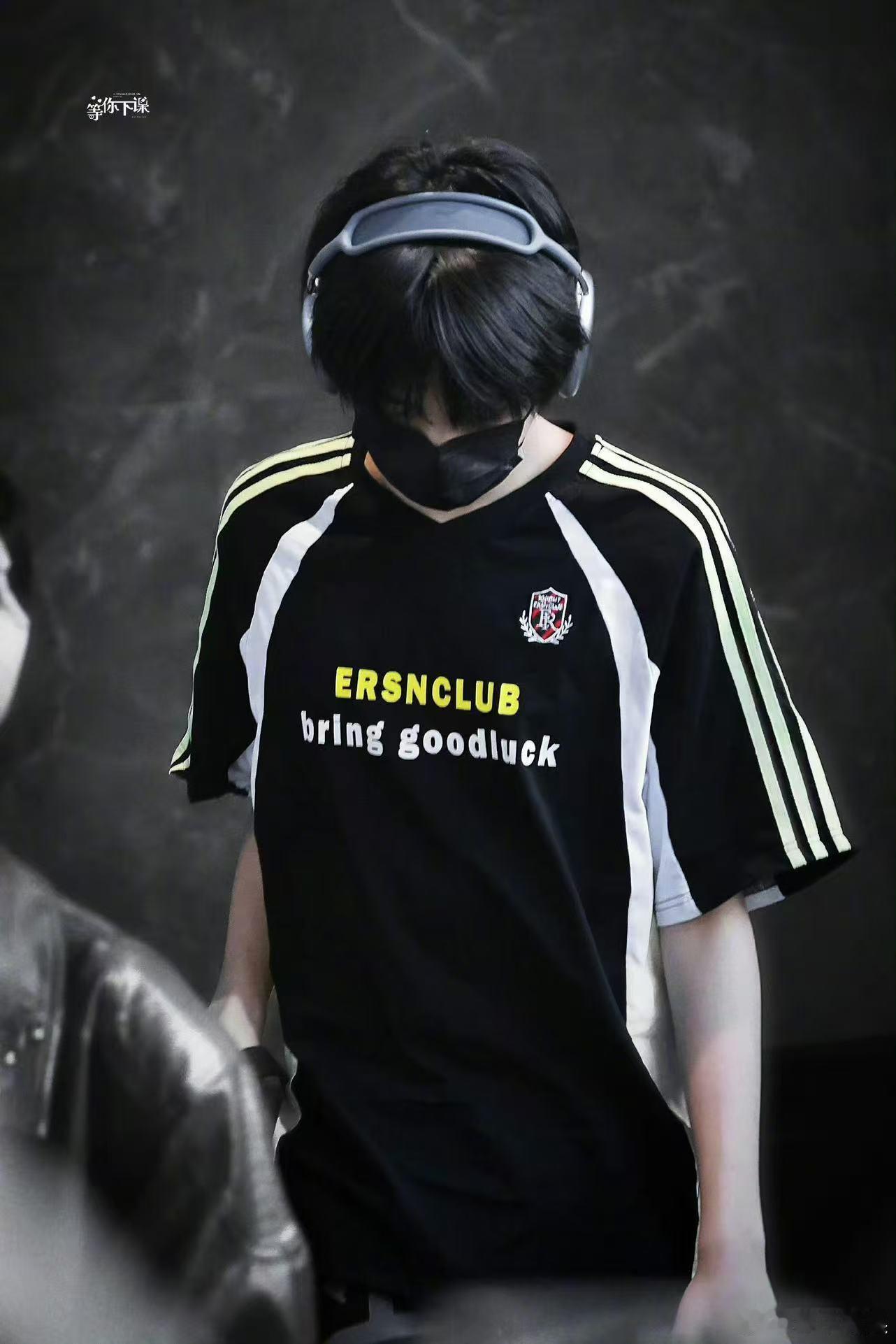 王橹杰拍摄下班王橹杰拍摄下班路透王橹杰拍摄下班路透，帅， 沧州·信誉楼百货朝阳店