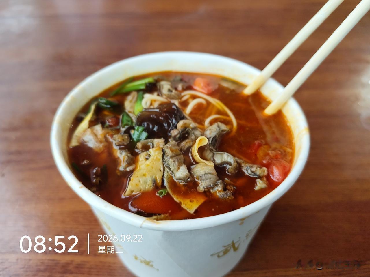 我这个哥们大老远的要来潜江吃早餐，就吃这家的，为了这一碗财鱼面等了四十几分钟，中