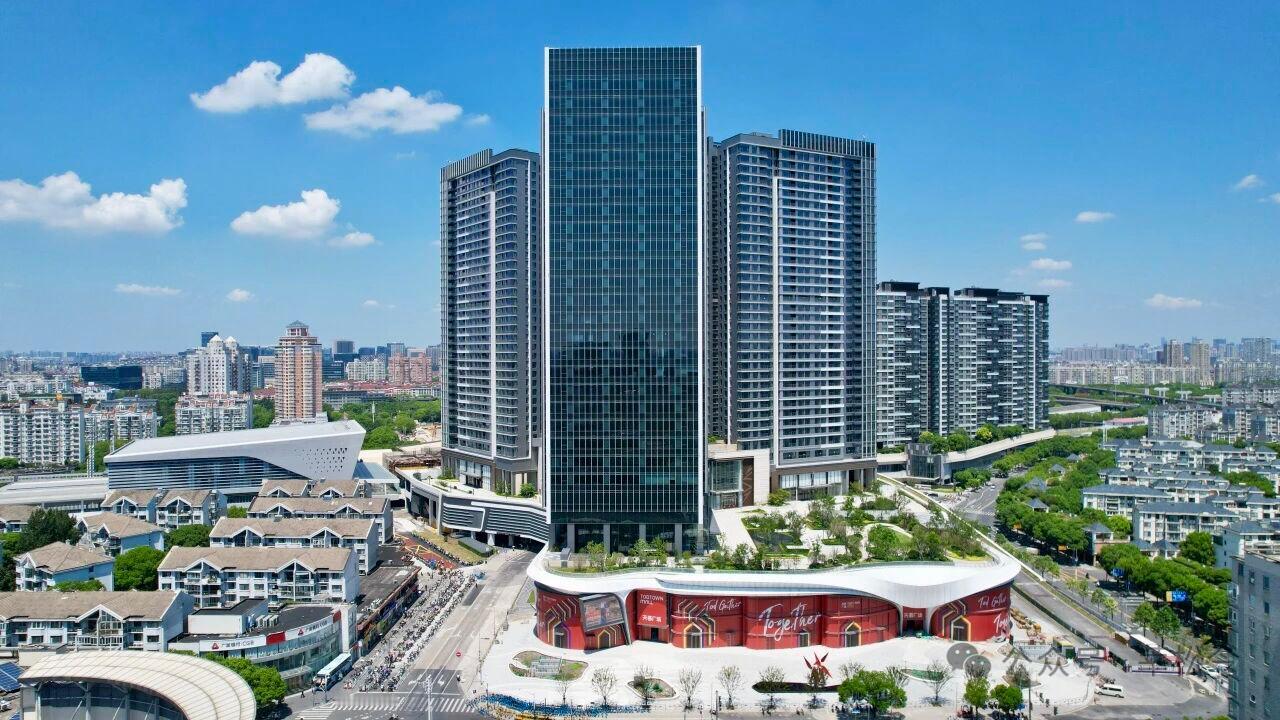 看看莘庄这张照片，这杂乱无章的城市界面，像极了安徽县城水准。闵行规划就是这样实践