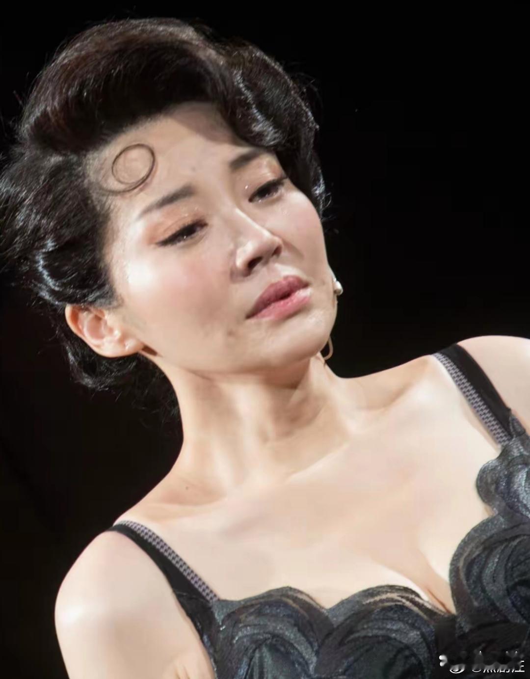 许晴那细腻透亮的好皮肤，真叫人羡慕到心痒痒！ 