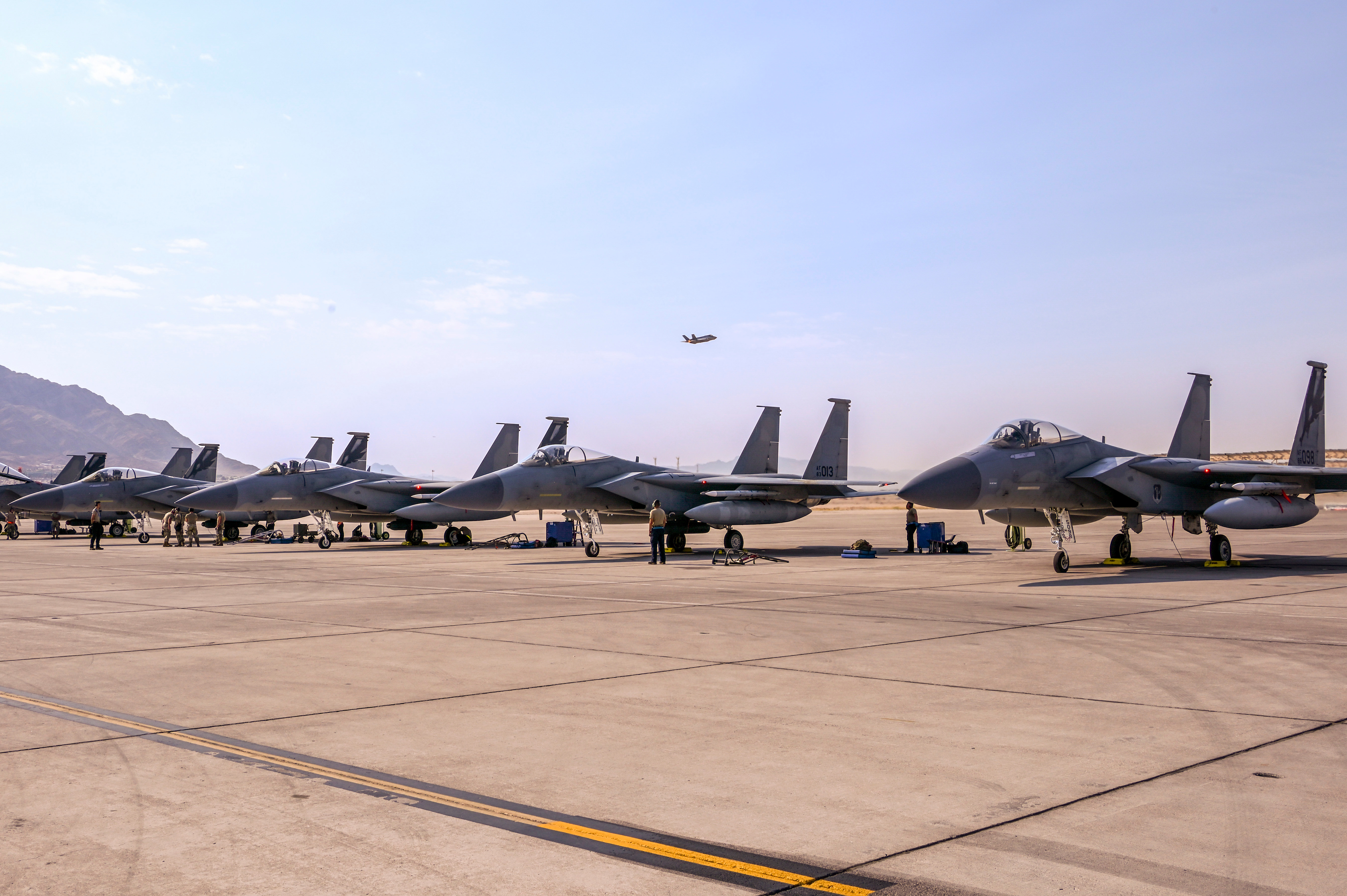 2024年9月10日，美空军航空兵航空兵内利斯空军场站营区，一阵警报声响过后，各