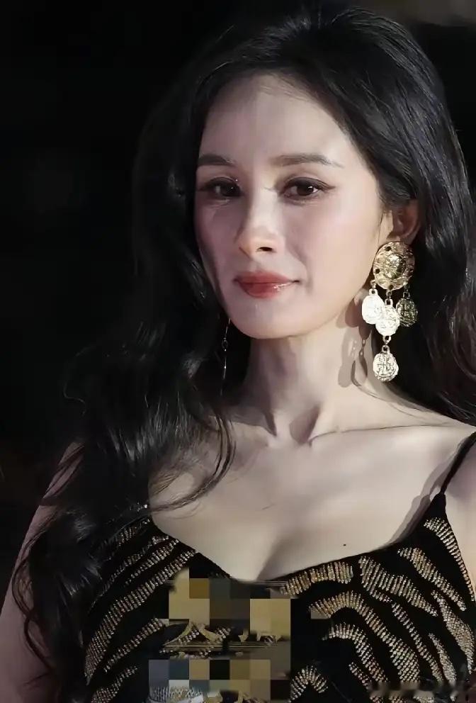 刘亦菲不结婚确实老得慢一些，杨幂不知是瘦的原因或是气质上有改变，细看老了很多，果