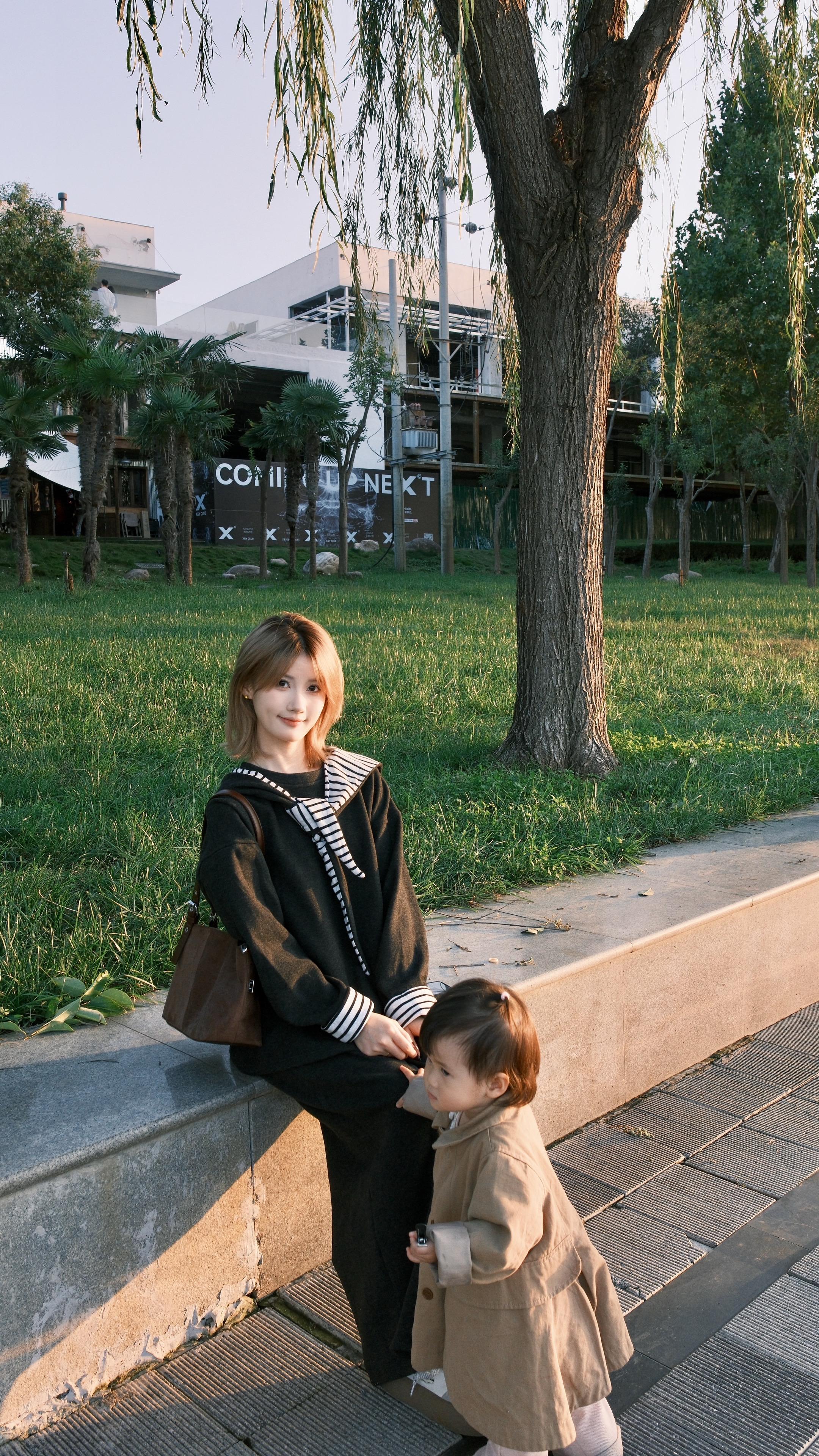 生个女儿吧 把她当做小时候的自己 去把小时候没有得到的东西 统统给她 ...