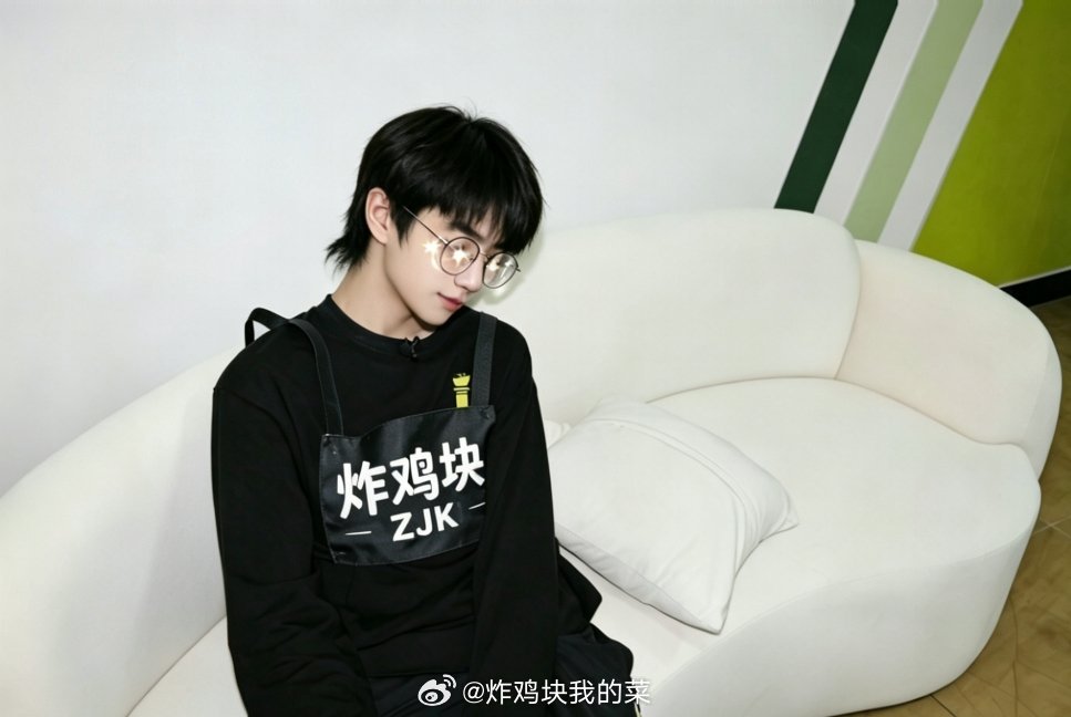 各位小伙伴晚安，炸鸡块要去梦里参加突围了，今晚我要早点休息了哦，勿念