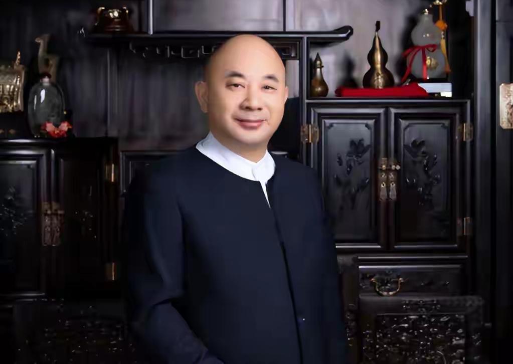 中国最低调超级富豪：手握10万亿矿产，年入6919亿，名字却少有人知
 
提起中