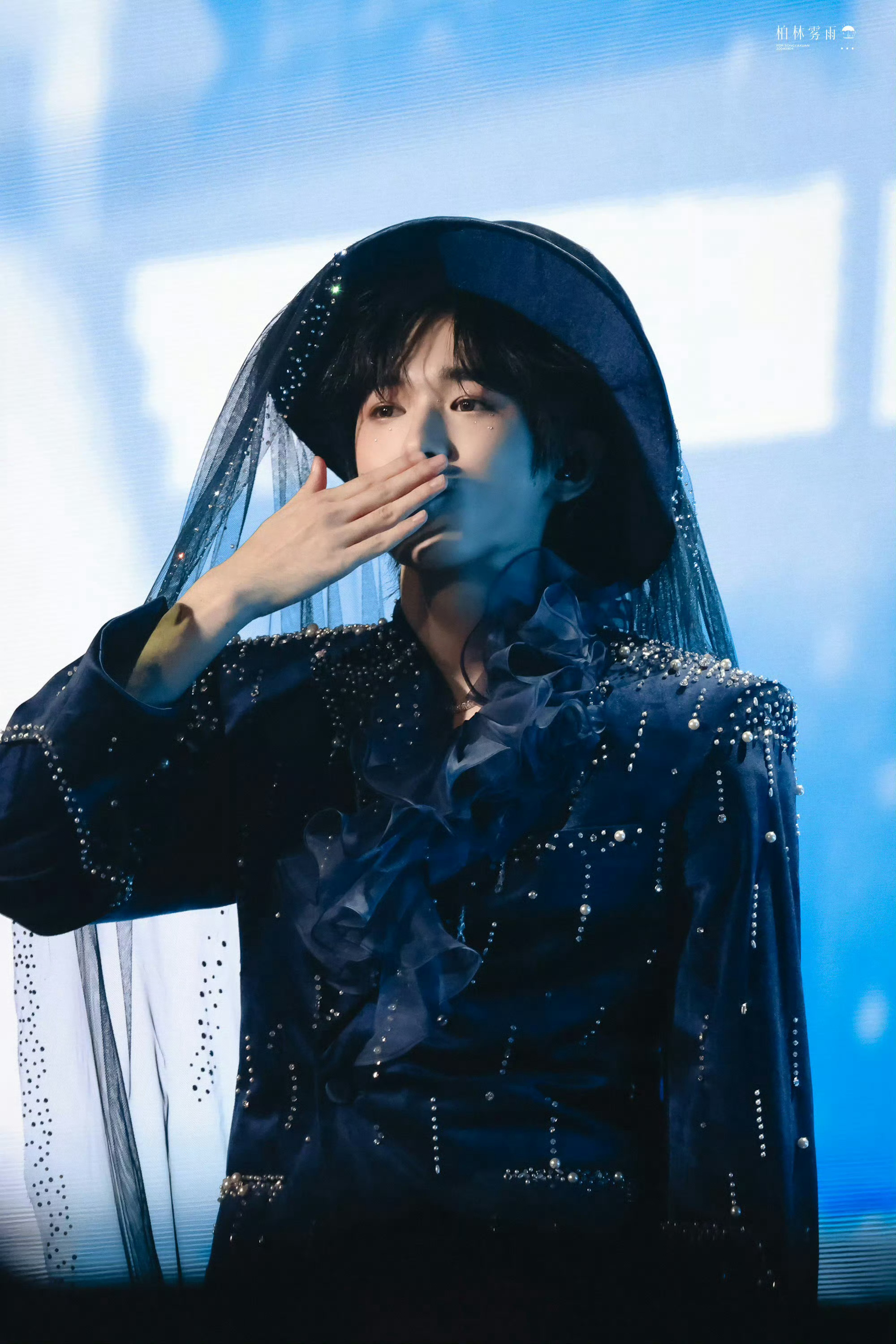 宋亚轩📸in LazyHint 特别定制星河披肩，蔚蓝入梦💧宋亚轩雨天 ​​