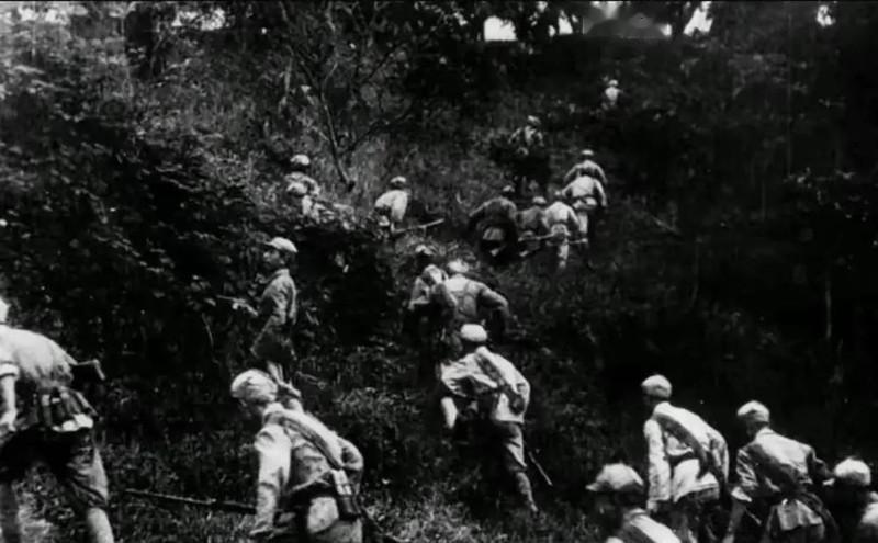 1970年，杀掉我工兵营22名战士的女匪首赤列曲珍即将被枪决，当士兵将她从囚车上