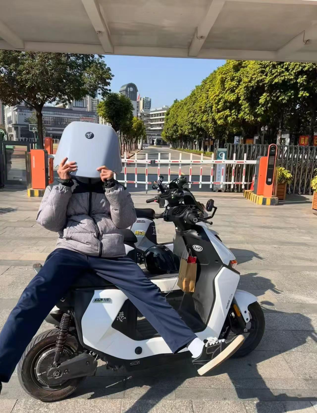 黎呀，黎呀。文明骑行 女骑 电动车 骑手