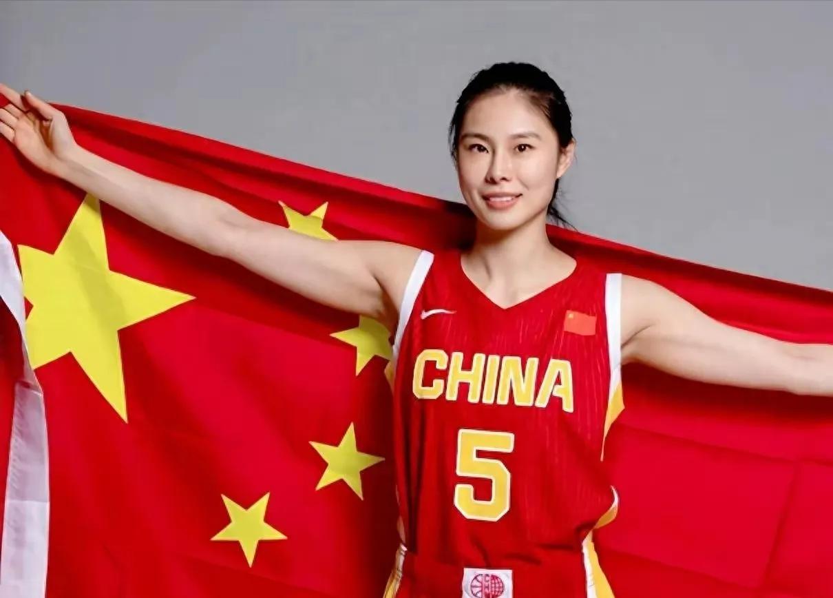 不是王思雨！中国女篮首位留队老将或已定，懂宫鲁鸣，受队友信任把宫本鲁鸣不想用的李