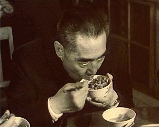 老照片，记录历史瞬间一张令人泪目的老照片，总理这是吃的什么饭啊？是我们乡下用槐花